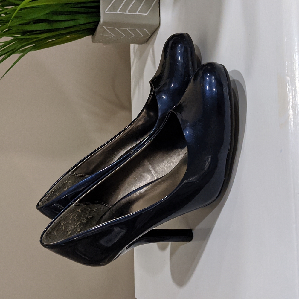 9&CO Women's Navy Heels